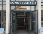 gläsener Eingang zur Kongresshalle
