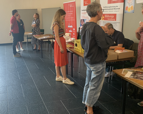 interessierte Besucher vor den Ständen
