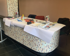 Tisch als Messestand mit Flyern