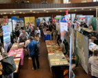 Blick von oben auf die gut besuchte Kongresshalle während der Messe