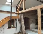 Innenansicht Aufgang einer Treppe, teilweise Fachwerk