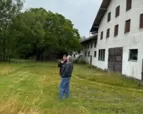 zwei Personen unterhalten sich vor dem Vierseithof