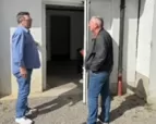 zwei Personen unterhalten sich in einer Hausecke