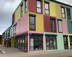 ein Haus aus kunterbunten Containern